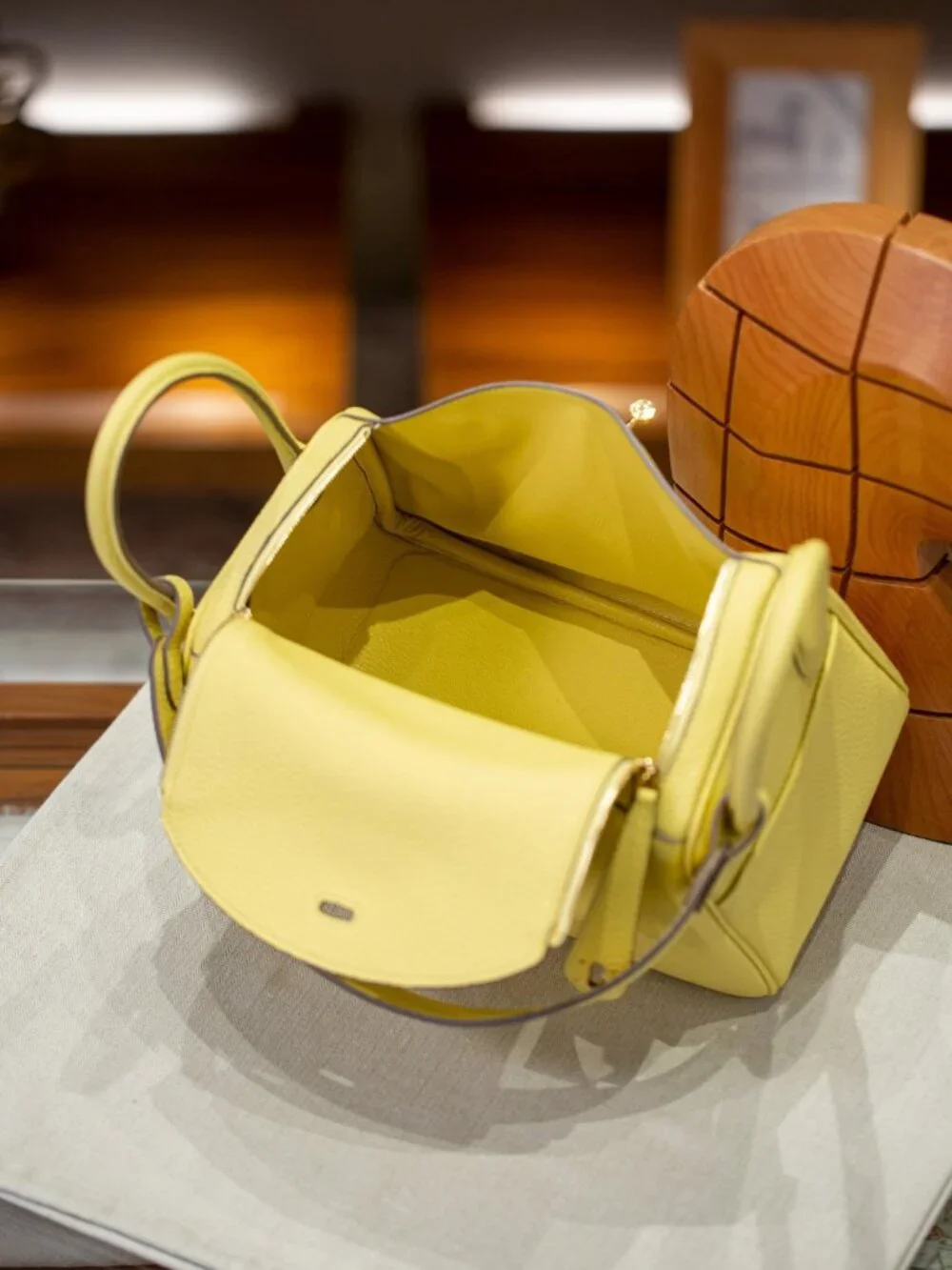 Sophisticated Genuine Leather Tote 26cm - Timeless Everyday Shoulder Bag - Picture 8 of 8